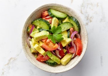 Bowl lleno de ensalada de aguacate visto desde arriba.