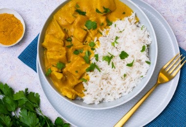 Ají de gallina con salsa cremosa acompañado de arroz blanco