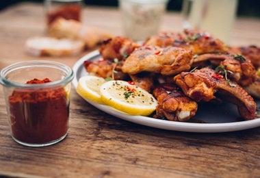 Alitas de pollo, platillo que puede balancearse con unos ricos bastones de apio.