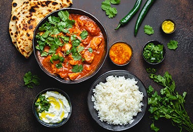  Arroz basmati con pollo tikki masala, yogurt griego y tandoori. 