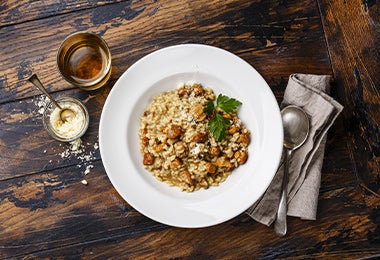 Un risotto con champiñones, un plato preparado con arroz.