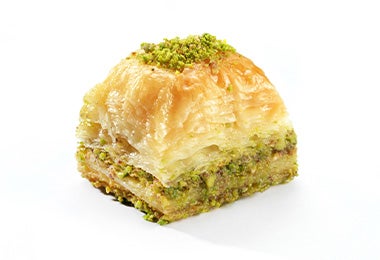 Baklava relleno y decorado con pistachos 