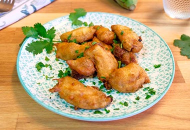 Plato de buñuelos de plátano, semejantes a los buñuelos de yuca