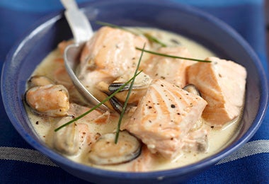 Caldo de pescado en receta de crema de mariscos   