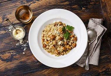 Un risotto de champiñones preparada con un caldo de pollo. 