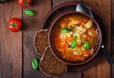 Sopa de pasta y verduras con caldo de pollo. 