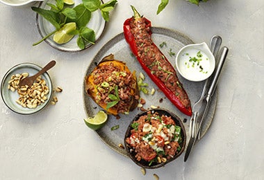 Carne rellena con un pimiento, ensalada, salsas y frutos secos