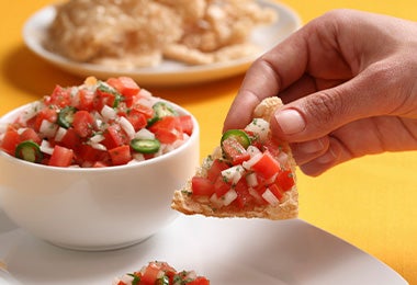 Cebolla blanca cruda con tomate en receta de pico de gallo  