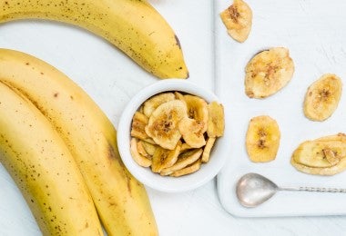 Chips de plátano dulce hechos con plátanos maduros, una variación crocante del dulce de plátano