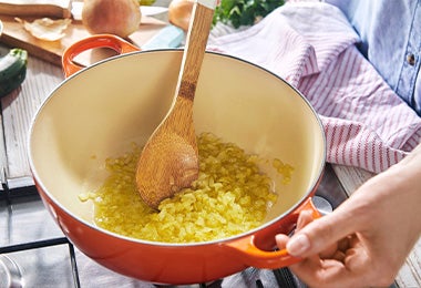 Olla a fuego lento cocinando cebolla para hacer sofrito