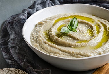 Baba ganoush servido en un plato hondo, una comida árabe muy conocida. 