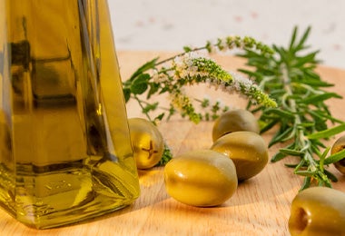 Aceite de oliva y aceitunas, fundamentales en la comida mediterránea.