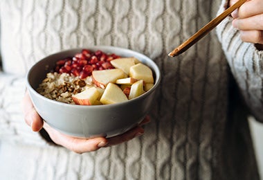 Bowl con cereales y frutas, comidas vegetarianas. 