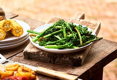 Espárragos y choclos, dos comidas vegetarianas en un asado