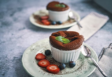 Coulant de chocolate con fresas y arándanos en molde ramequin