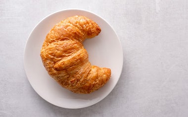 Un croissant clásico, sin relleno.