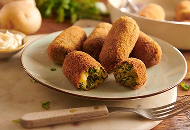 Croquetas de espinacas y queso apanadas con pan molido