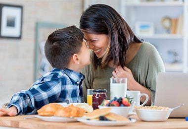 Madre e hijo con un desayuno balanceado