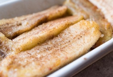 Plátanos horneados con canela y azúcar, una versión simple y deliciosa del dulce de plátano.