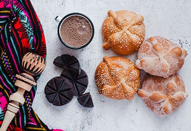 Dulces y bebidas en altar para celebrar Día de Muertos  