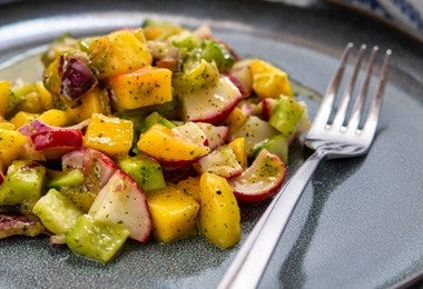 Ensalada de mango para acompañar tu lubina a la plancha.