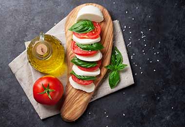 Ensalada caprese con albahaca