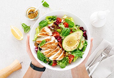 Ensalada con hojas verdes, aguacate y quinoa para desintoxicar el cuerpo.