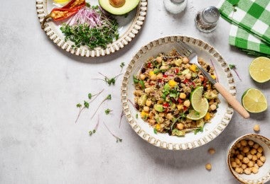 Ensalada marroquí con quinua, garbanzos, hierbas frescas y aderezo cítrico