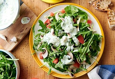 Ensalada griega con tzatziki para acompañar una receta de spanakopita