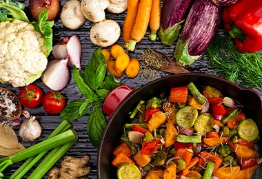 Verduras de muchos colores para una ensalada navideña. 