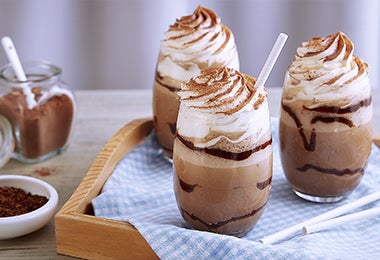 Frappé de leche, chocolate y café con crema chantilly y un par de pitillos