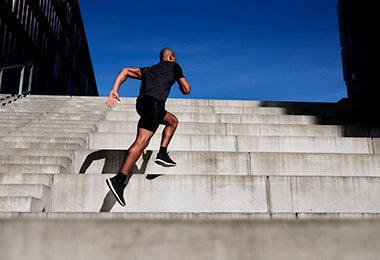 Hombre subiendo escaleras y haciendo ejercicios de cardio para principiantes