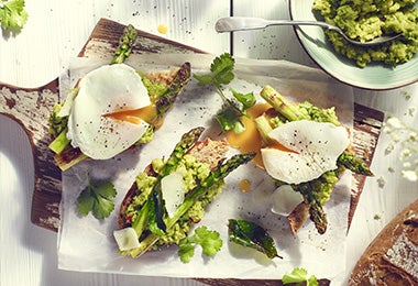 Huevos escalfados, receta con papel film de cocina