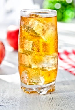 Refrescante jugo de manzana con hielo para tomar junto a un aperitivo de queso provolone.