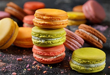 Macarons hechos con manga pastelera