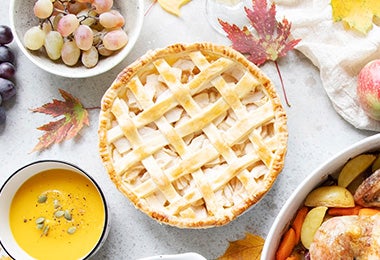 Mesa con preparaciones y pie postre con manzana 