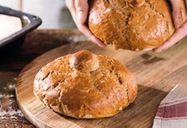 Pan de espelta casero recién horneado, ideal para recetas balanceadas y tradicionales