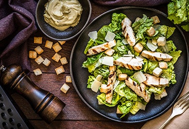 Ensalada con pollo y crotones hechos con pan duro