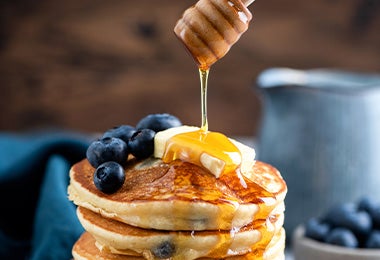 Pancakes balanceados con miel y arándanos.