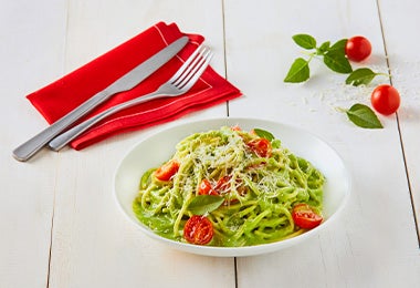 Pasta y tomates cherry con salsa pesto 