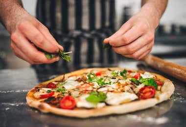 Pizza con queso provolone y otros ingredientes.