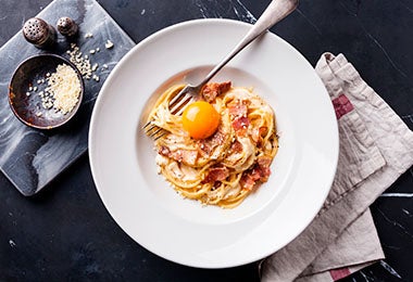 Plato de pasta con queso parmesano  