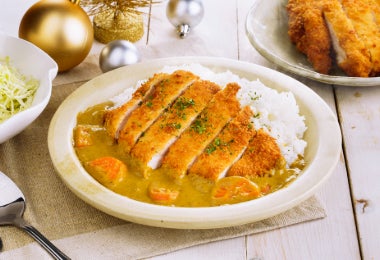 Platillo de pollo japonés katsu con arroz y salsa tonkatsu.