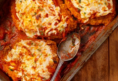 Pollo mozzarella y salsa de tomate, una receta cocinada en papel aluminio