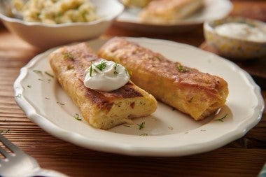 Dos polvorosas de pollo con un poco de salsa blanca encima.