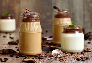 Postre en vaso preparado, principalmente, con cremas de chocolate.