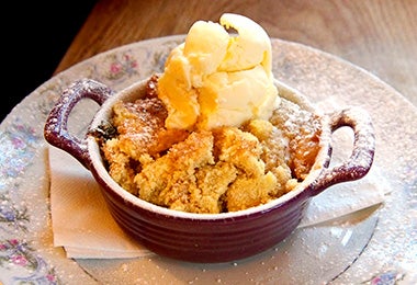 Postres con manzana crumble con helado