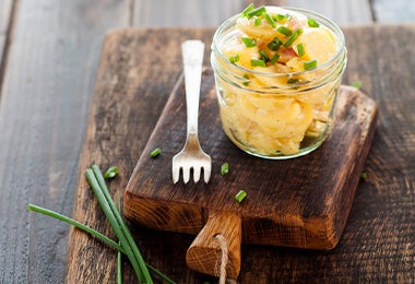 Puré de papa con cebollín encima, variedad de cebolla   