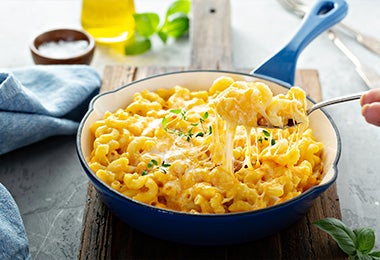 Macarrones con queso derretido con soplete de cocina