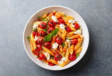  Receta de ensalada con pasta con tomates Cherry y queso 